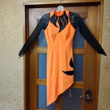 오렌지 컬러가 선명한 라틴 드레스