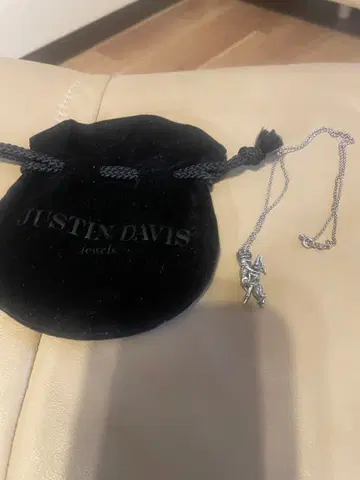 JUSTIN DAVIS 스컬 실버 목걸이 식스 나인