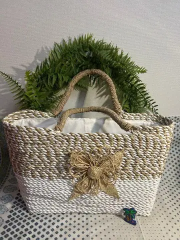 스트라이프 디자인의 바스켓백