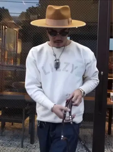 BY GLADHAND 프론트 프린트 맨투맨 카즈하라 류토 착용