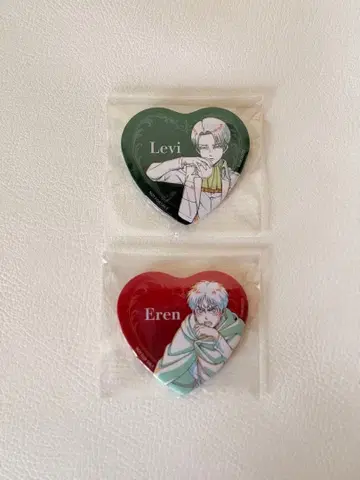 진격의 거인 WIT STUDIO 격동 하트형 캔뱃지 리바이 엘렌 2개