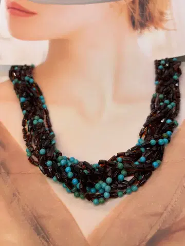 짙은 브라운 비즈와 터콰이즈(터키석)를 조합한 다중 체인 목걸이
