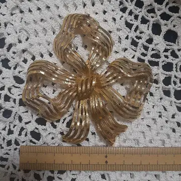 모네 리본형 골드 컬러 브로치