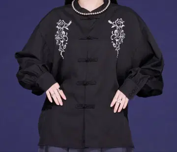 엘르 로제트 자수 블랙 긴팔 셔츠