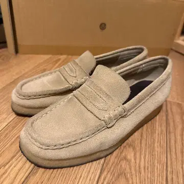 클락스 베이지 스웨이드 로퍼