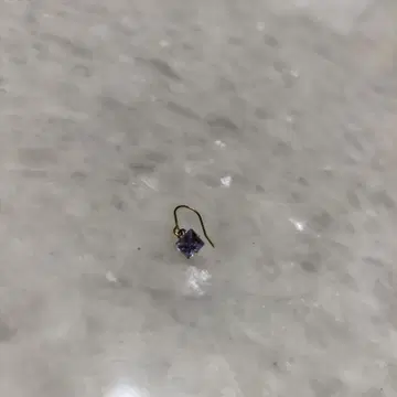 보라색 스퀘어 컷 링 귀걸이(한쪽 귀용)