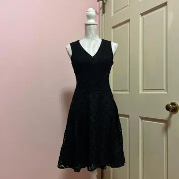 다이앤 폰 파스텐버그 블랙 레이스 원피스