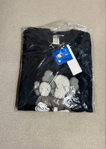 KAWS 블랙 트레이닝복 M 사이즈 새상품