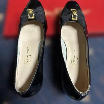 Ferragamo 블랙 리본 포함 중간 힐 신발