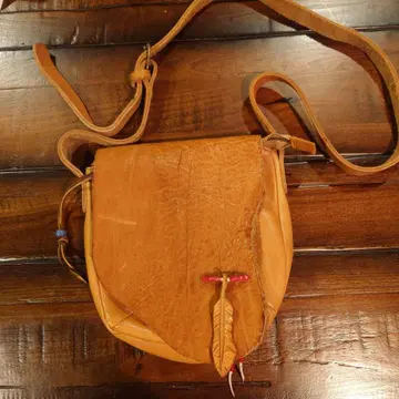 Dakota 가죽 숄더백 커스텀 페더 베네치아 비즈