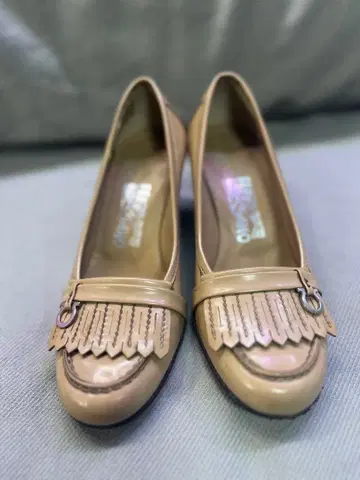 페라가모 간치니 베이지 스킨 컬러 펌프스