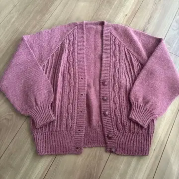 세련된 로즈 컬러의 손뜨개질 가디건