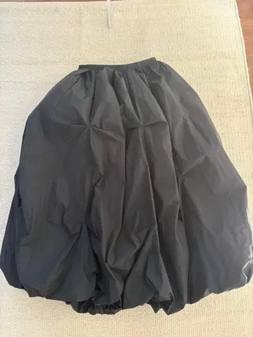 emmi 블랙 벌룬 스커트