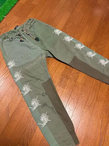 자수 장식 올리브 그린 카고 팬츠 하나뿐인 초레어 아이템