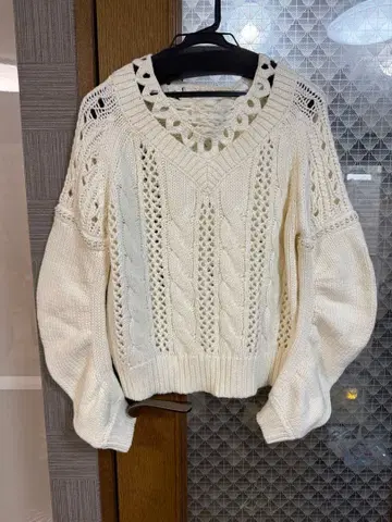 그레이스 콘티넨탈 케이블 메쉬 니트 탑 (화이트) 펄 장식