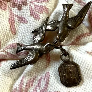 프랑스 앤티크 브로치 2마리 제비가 마리아님을 운반하는 브로치