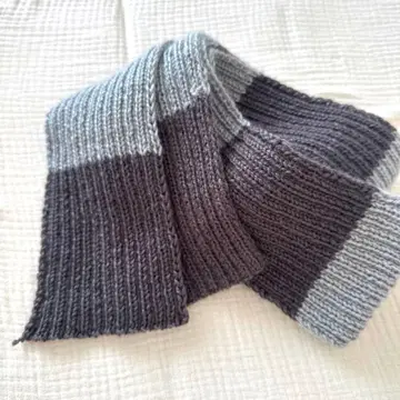 손뜨개질 머플러 다크 그레이와 라이트 그레이