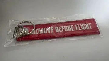 Bombardier REMOVE BEFORE FLIGHT 키링