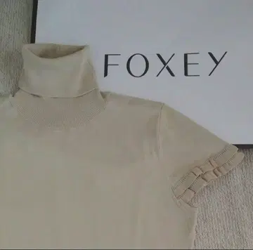 미사용 FOXEY 반팔 터틀 상의 (어깨 패드 없음)