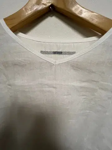 [ OMNIGOD ] 화이트 V넥 오부 소매 셔츠