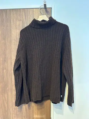 CK 다크 브라운 터틀넥 스웨터