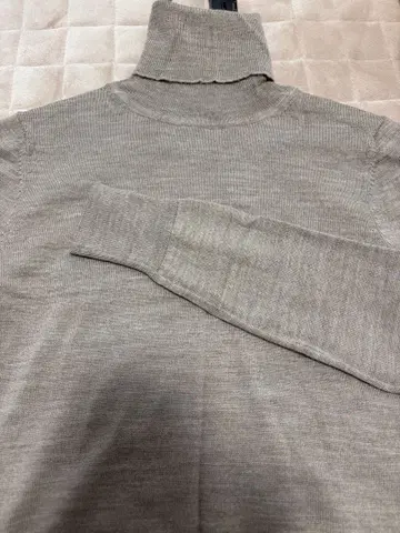 유니클로 새상품 터틀 니트 베이지 긴팔