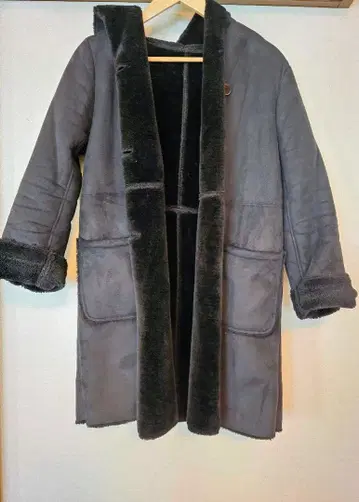 [ 새상품급 ] 글로벌 워크 페이크 무스탕 후드 코트 블랙