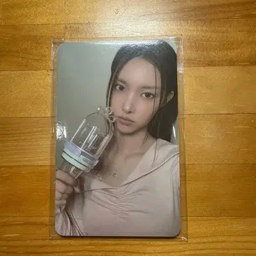 illit 응원봉에 부속되어 있던 포토 카드