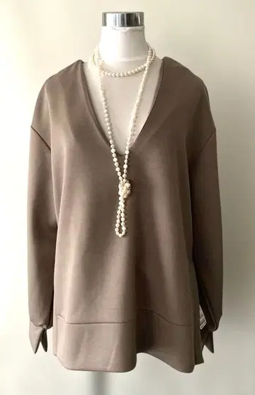 앤디콜 깊은 V 슬릿 풀오버 모카 정가 8800엔 미사용 새상품