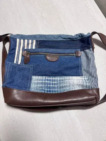 다코타 숄더백 데님풍 다크 블루