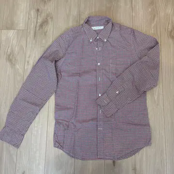 빨간색과 화이트와 파랑 체크 버튼 다운 셔츠