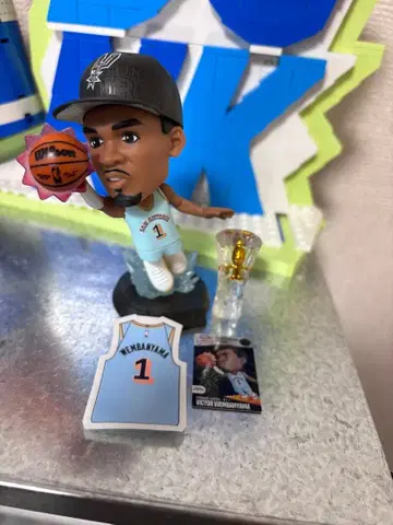 빅터 웨펨바냐마 피규어 (초레어)