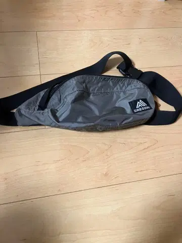 GREGORY 바디백 그레이