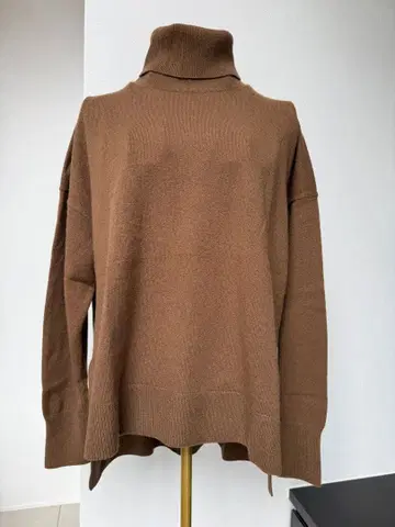 카오스 큼직한 터틀넥 니트