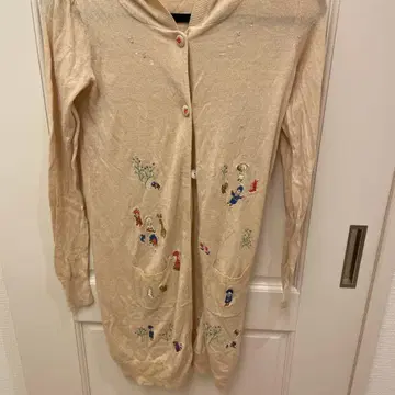 프랑슈리페 자수 디자인 베이지 가디건