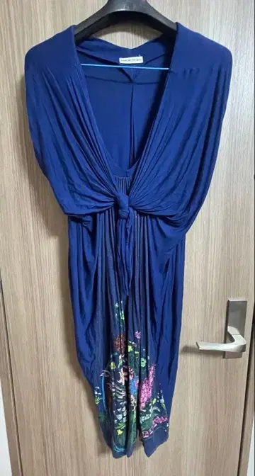 [츠모리치사토] 네이비 꽃무늬 드레이프 원피스