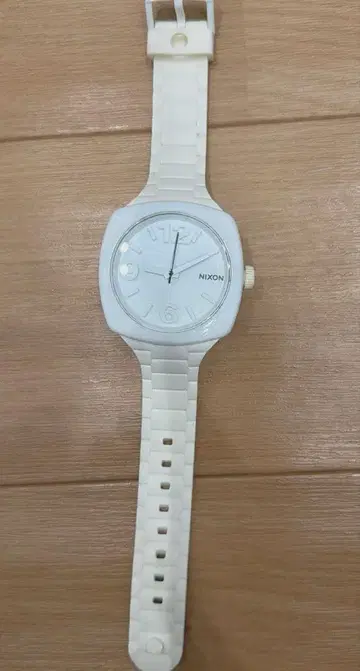 NIXON 닉슨 화이트 시계 손목시계