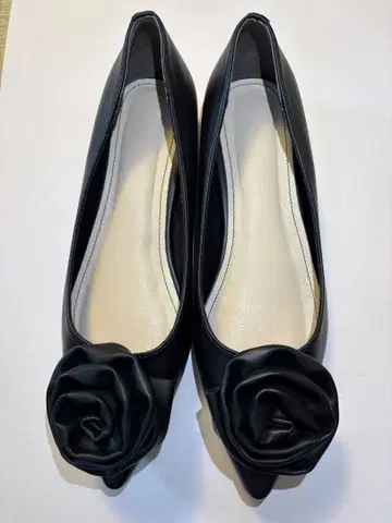 블랙 플랫슈즈 로즈 모티브 포함
