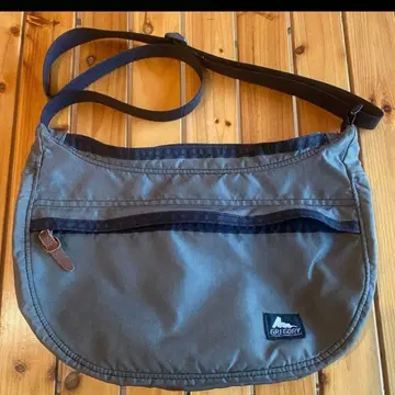 구 로고 그레고리 숄더백 그레이