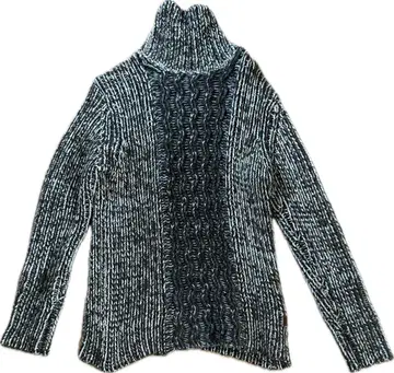 데우스 엑스 마키나 터틀넥 니트 스웨터