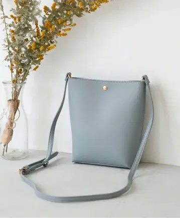 아이스 블루 숄더백 수납력 좋음