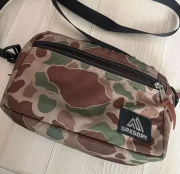 새상품급 GREGORY 그레고리 패디드 숄더 파우치M 백 카모 패턴
