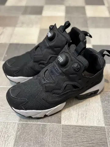 Reebok 블랙 스니커즈 버튼식 하의