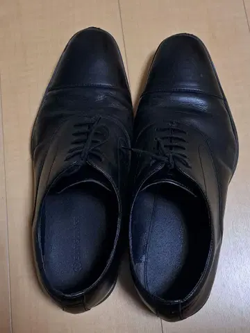 SUIT SQUARE의 스트레이트 팁 신발