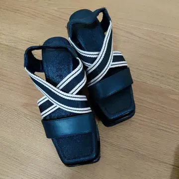 ANTEPRIMA 블랙 스트랩 통굽 샌들