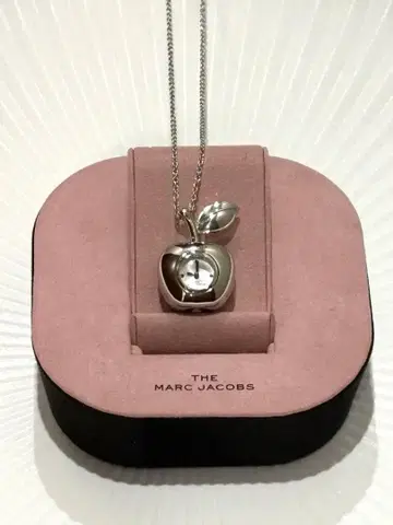 마크제이콥스 시계 달린 애플 펜던트