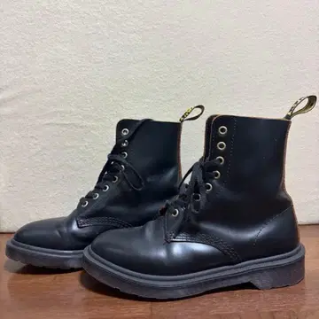 닥터마틴 8홀 부츠 23cm