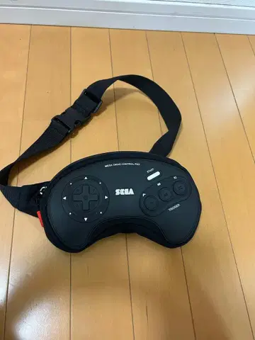 ZARA x SEGA 바디백 메가 드라이브 컨트롤러