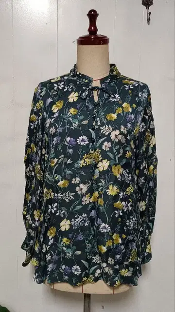 PINORE 피노레 보태니컬 무늬 리본 타이 블라우스