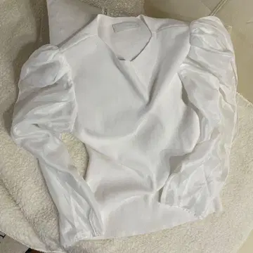 화이트 퍼프 슬리브 크루넥 니트